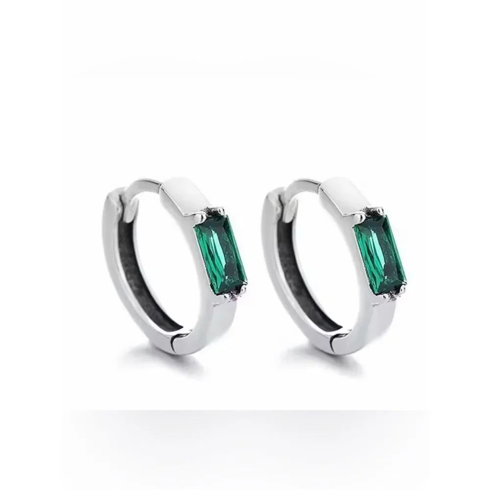 The Very Dainty emerald huggie earrings in 925 silver